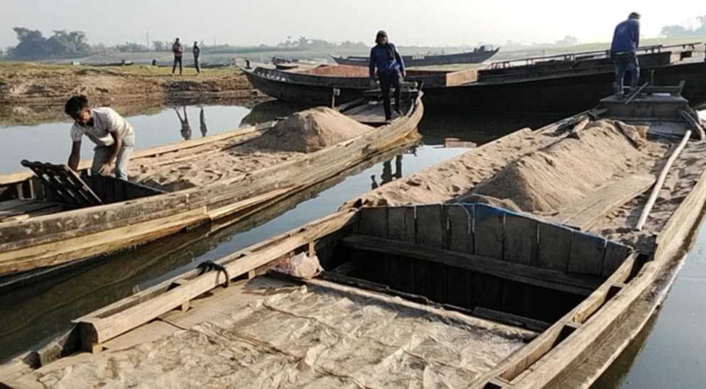 সুনামগঞ্জের ধোপাজান নদীতে ৬টি বালুভর্তি নৌকা আটক