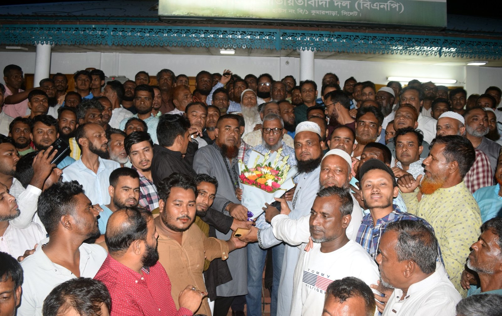 লন্ডন থেকে ফিরে নেতাকর্মীদের ভালোবাসায় সিক্ত সাবেক মেয়র আরিফুল হক চৌধুরী
