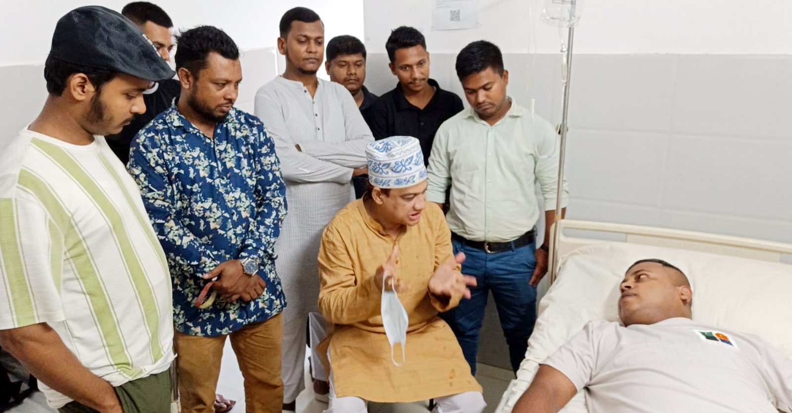 ২৫নং ওয়ার্ড বিএনপির ছাত্র বিষয়ক সম্পাদক নজমুলের শয্যাপাশে কয়েস লোদী