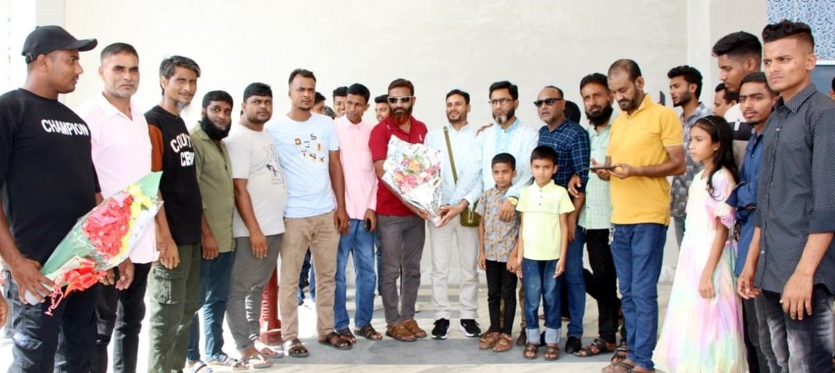 ফ্রান্স স্বেচ্ছাসেবক দল নেতা কালা মিয়াকে সিলেট বিমানবন্দরে সংবর্ধনা