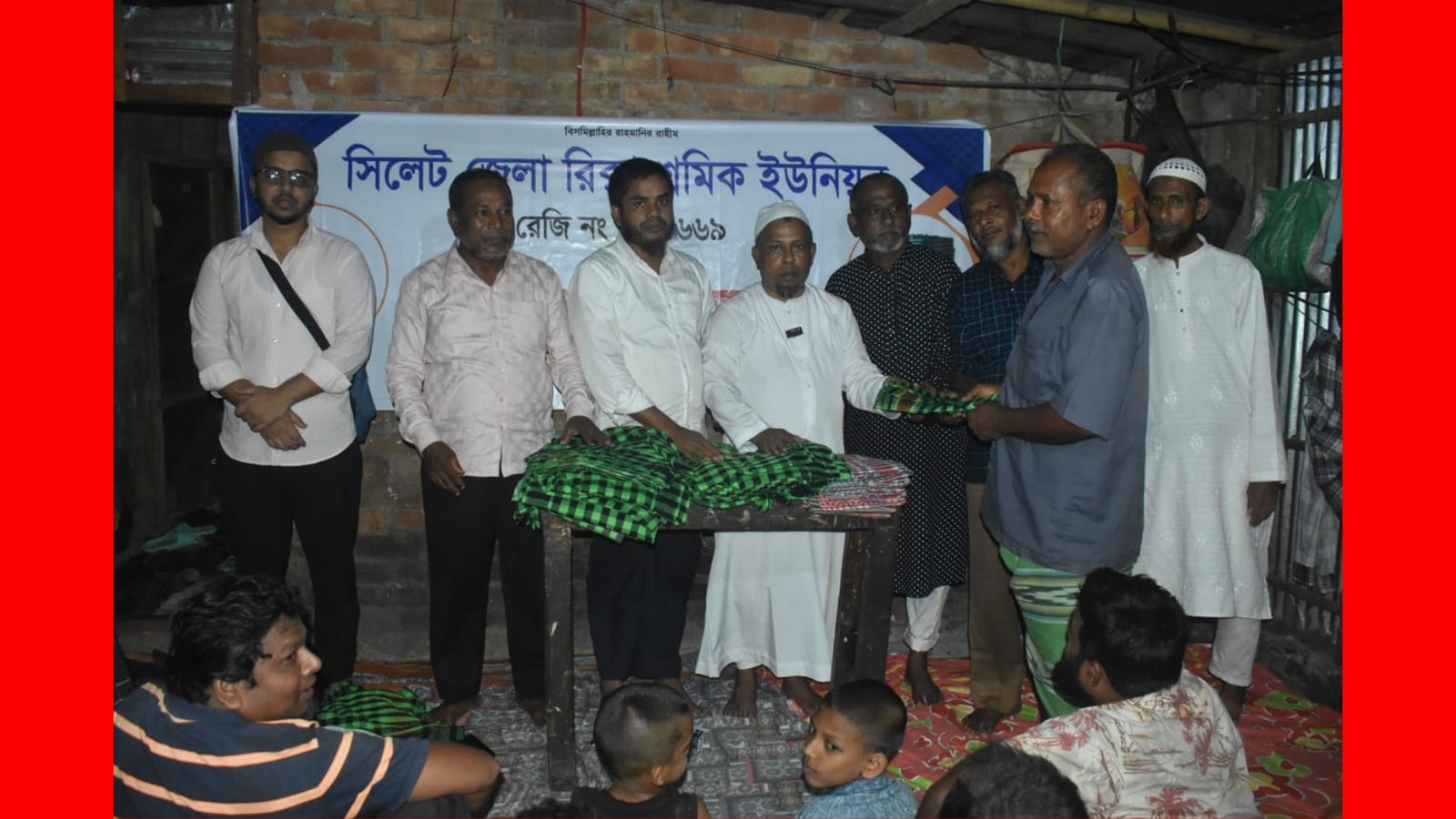 শ্রমিকদের মধ্যে গামছা বিতরণ 