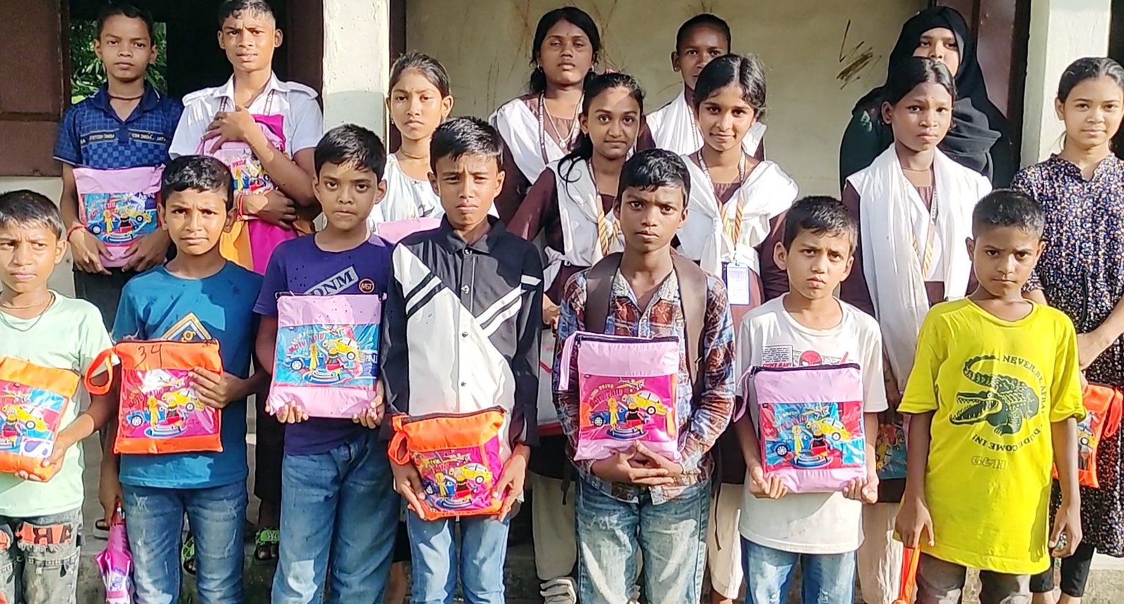 স্বাপ্নিক ইয়ূথ এন্ড ওমেন ডেভেলপমেন্ট সোশ্যাল অর্গানাইজেশনের রেইন কোট বিতরণ