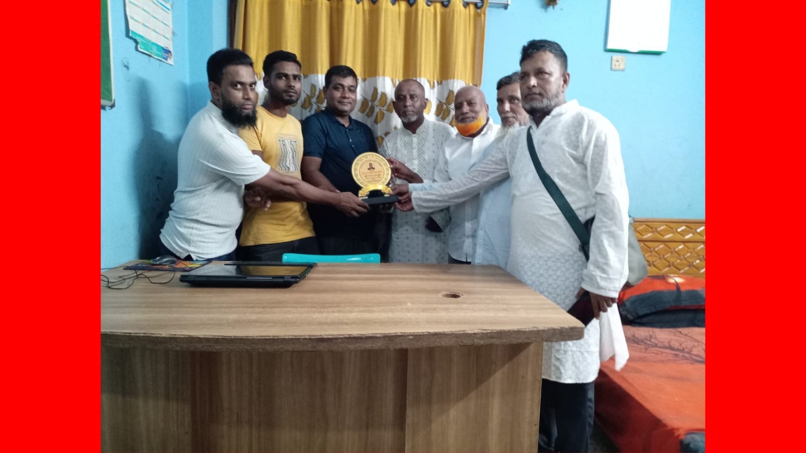 জগন্নাথপুর সোসাইটি বালুচর কমিটির আহবায়ক কে ক্রেস্ট দিয়ে সম্মাননা জানালেন সাংবাদিক বাবর
