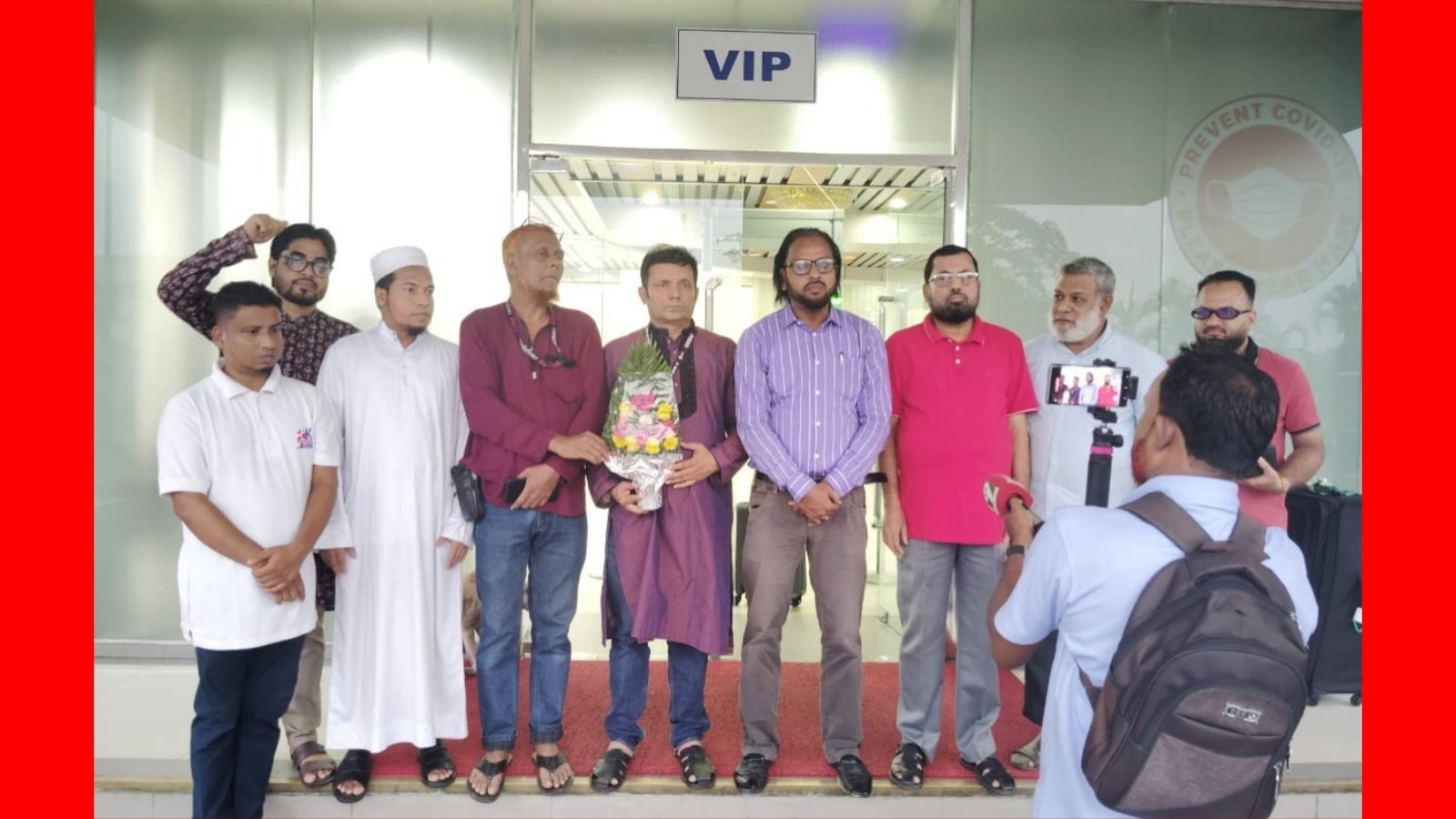 বিমানবন্দরে সংবর্ধিত ফ্যাসিবাদবিরোধী সাংবাদিক এমদাদ চৌধুরী দীপু