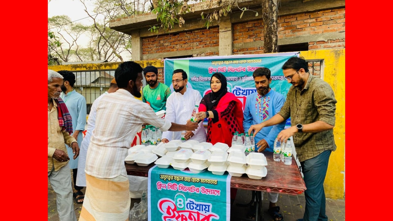 সিলেটে ২য় ধাপে অসহায়দের মধ্যে ক্লিন সিটির ‘৪ টেখায় ইফতার’ বিতরণ