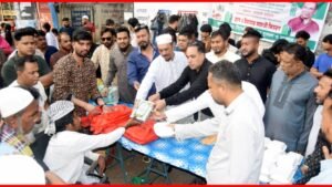 পবিত্র রমজান মাস উপলক্ষে মদিনা মাকের্ট এলাকায় কুরআন শরীফ ,তাসবীহ,খাদ্যসামগ্রী ও ইফতার বিতরণ