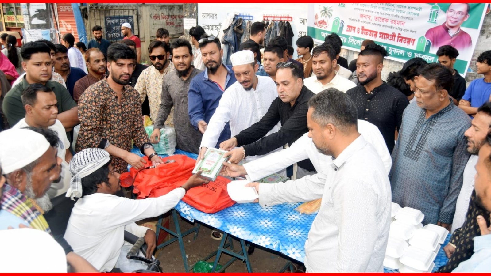 পবিত্র রমজান মাস উপলক্ষে মদিনা মাকের্ট এলাকায় কুরআন শরীফ ,তাসবীহ,খাদ্যসামগ্রী ও ইফতার বিতরণ