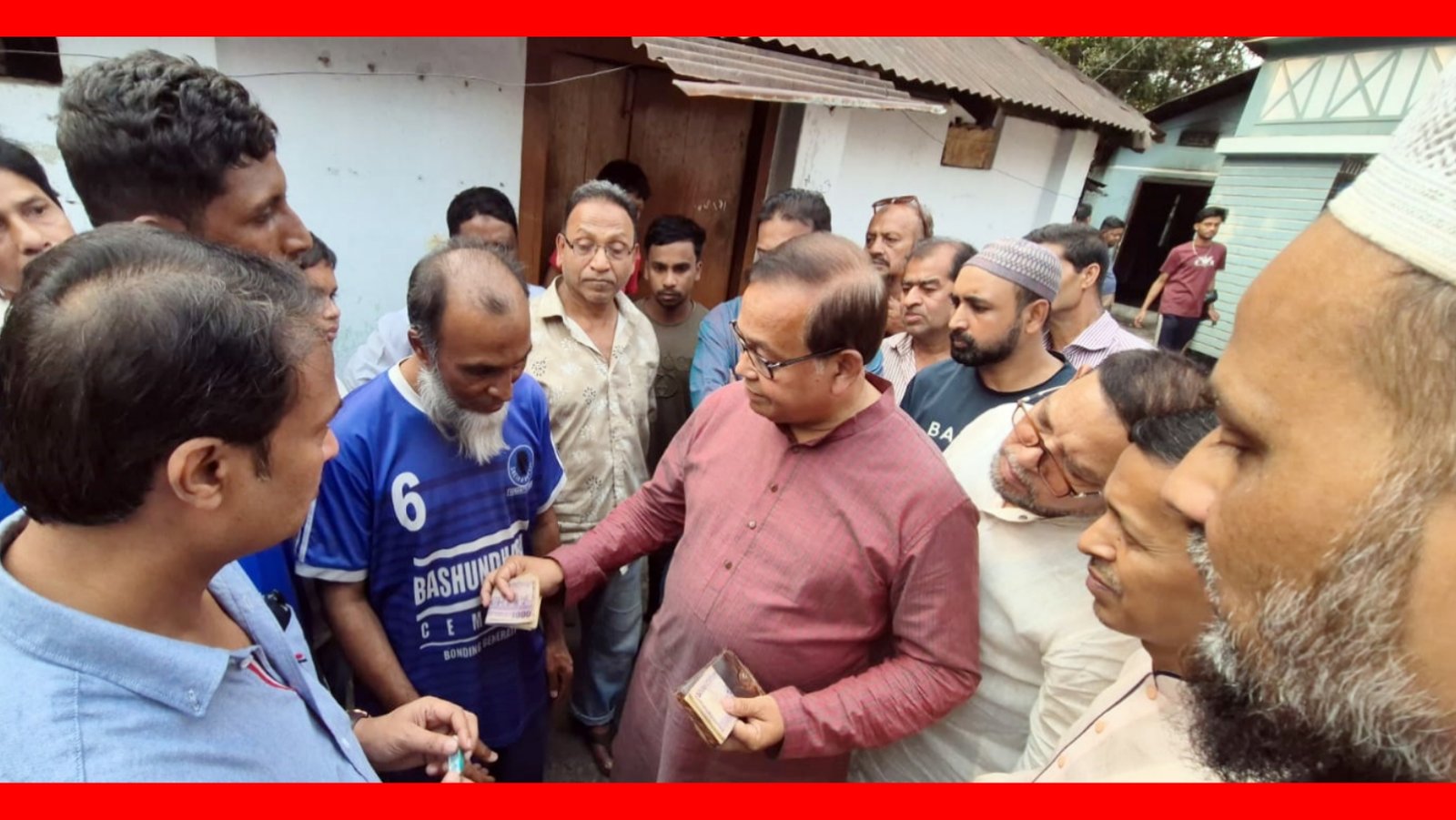 ভাতালিয়ায় অগ্নিকান্ডে ক্ষতিগ্রস্থদের পাশে দাঁড়ালেন বিএনপি নেতা ইমদাদ হোসেন চৌধুরী