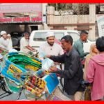 পথচারীদের মাঝে নকশী বাংলা ফাউন্ডেশনের ইফতার বিতরণ