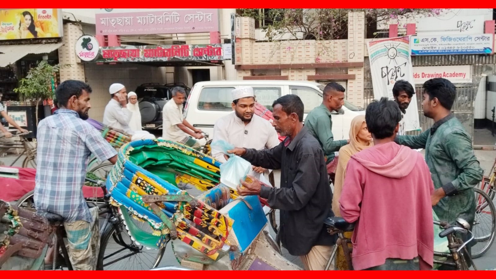পথচারীদের মাঝে নকশী বাংলা ফাউন্ডেশনের ইফতার বিতরণ