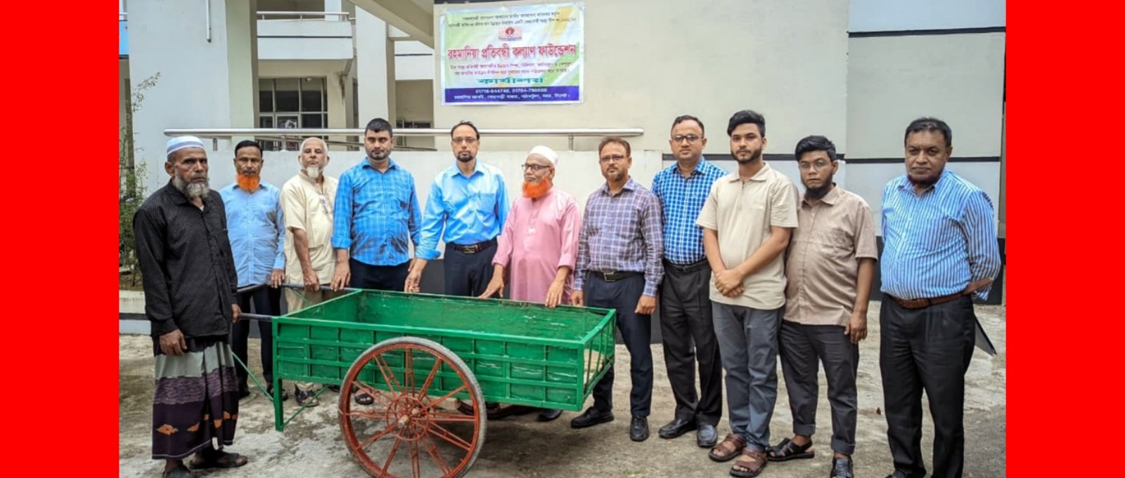 রহমানিয়া প্রতিবন্ধী কল্যাণ ফাউন্ডেশনের স্বনির্ভর প্রকল্পের আওতায় অসহায় ব্যক্তিকে ঠেলাগাড়ি উপহার
