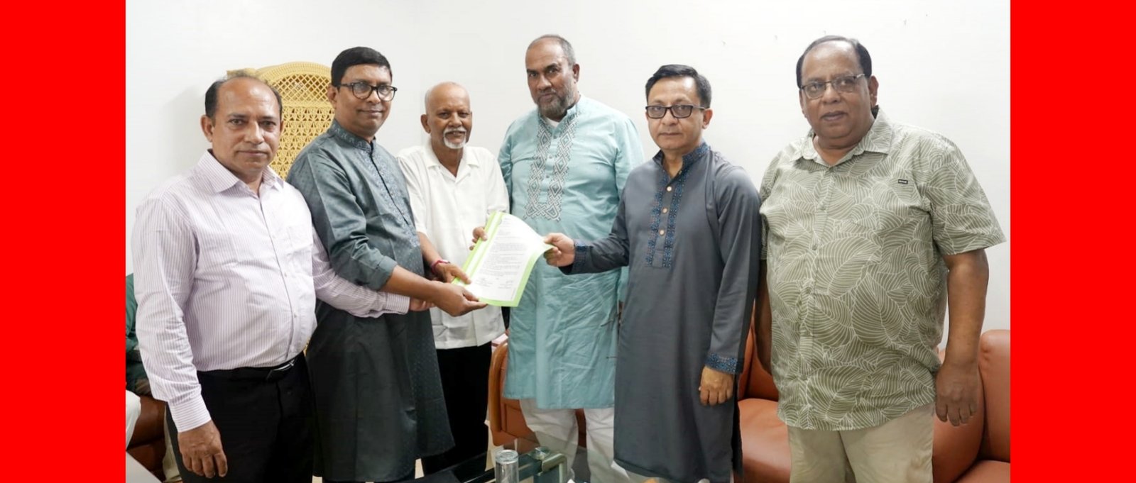 বাণিজ্য মন্ত্রীকে সিলেট জেলা কর আইনজীবী সমিতির স্মারকলিপি প্রদান