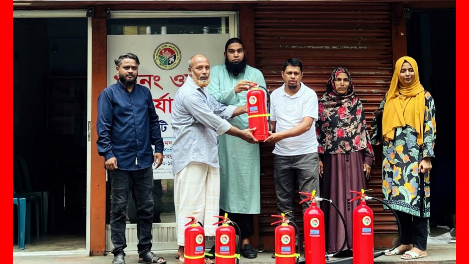 অগ্নিঝুঁকি মোকাবিলায় কলোনির মালিক ও কেয়ারটেকারদের মাঝে ফায়ার এক্সটিংগুইশার বিতরণ