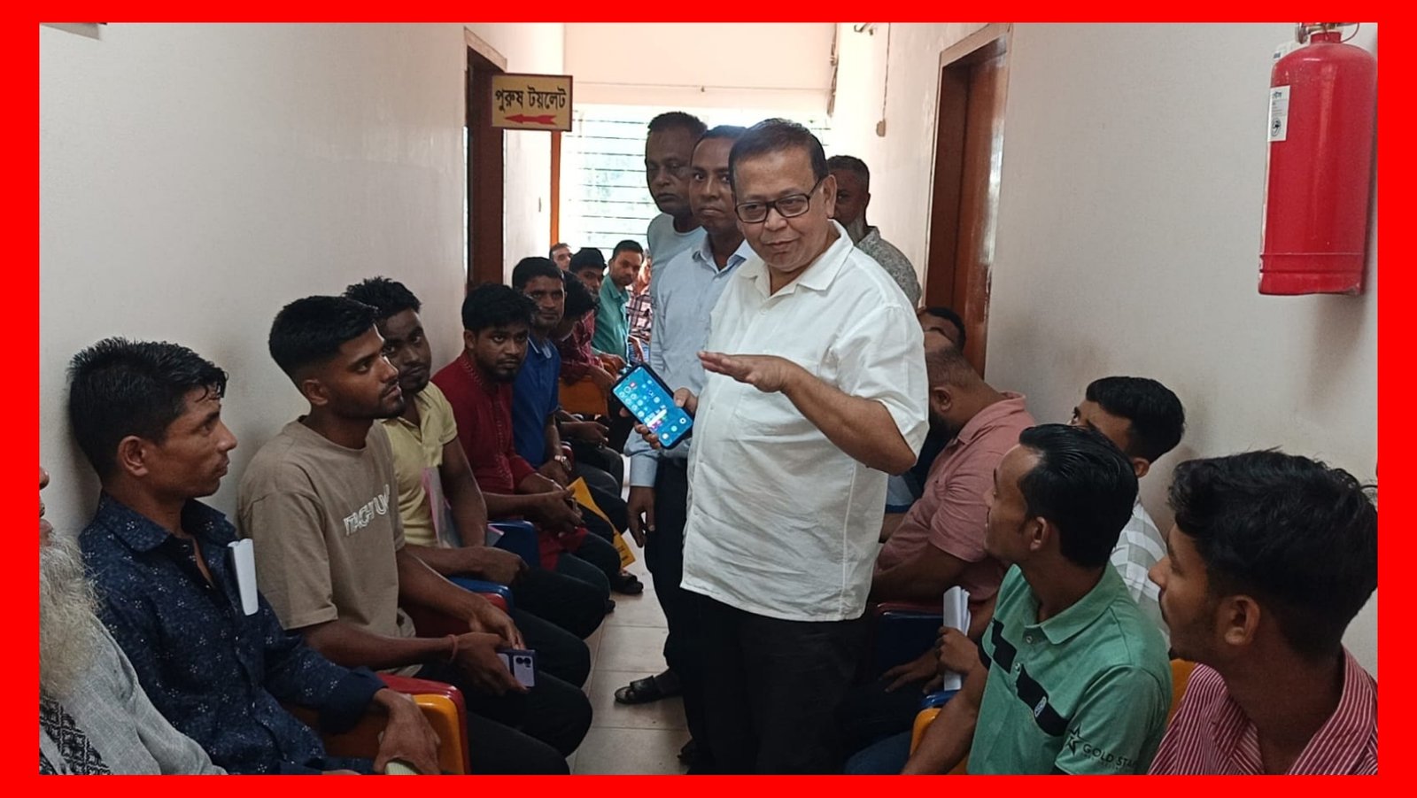 পাসপোর্ট অফিসে সেবাগ্রহীতাদের অভিজ্ঞতা শুনলেন এমদাদ হোসেন